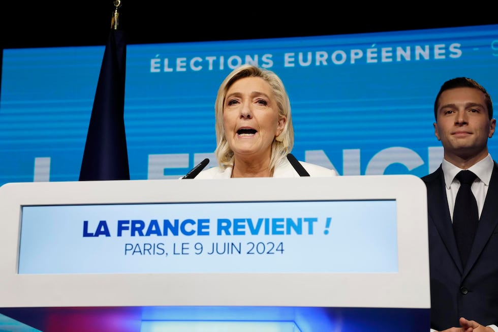 Marine Le Pen, líder del partido Agrupación Nacional, pronuncia un discurso junto al líder Jordan Bardella tras los primeros resultados de las elecciones europeas en Francia. (EFE/EPA/ANDRE PAIN).