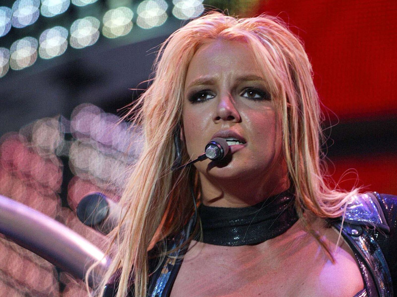 Britney Spears lanzó el 24 de octubre de 2023 sus memorias "The Woman in Me", donde nos cuenta las duras experiencias que vivió. En esta imagen, durante una presentación en el Sport Arena de Budapest, el 23 de mayo de 2004 (Foto: Bernadett Bedocs / AFP)