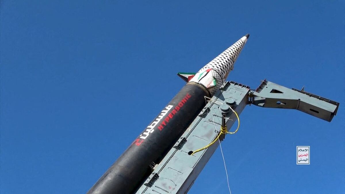 El lanzamiento informado de un misil, llamado Palestina 2, como parte de un ataque al centro de Israel, el 16 de septiembre de 2024. (Foto de AFP)