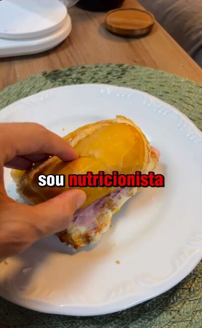 Pompeu simuló la rutina alimentaria de muchas personas que, por falta de tiempo o opciones, recurren a estos productos. (Foto: @samuelpompeu.nutri)