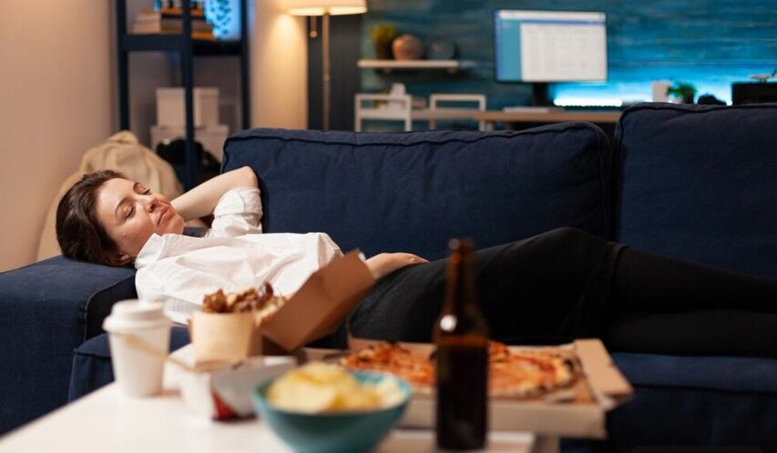 Aunque no hay una hora exacta para cenar, los expertos recomiendan comer al menos dos horas antes de dormir. (Foto referencial: Freepik)