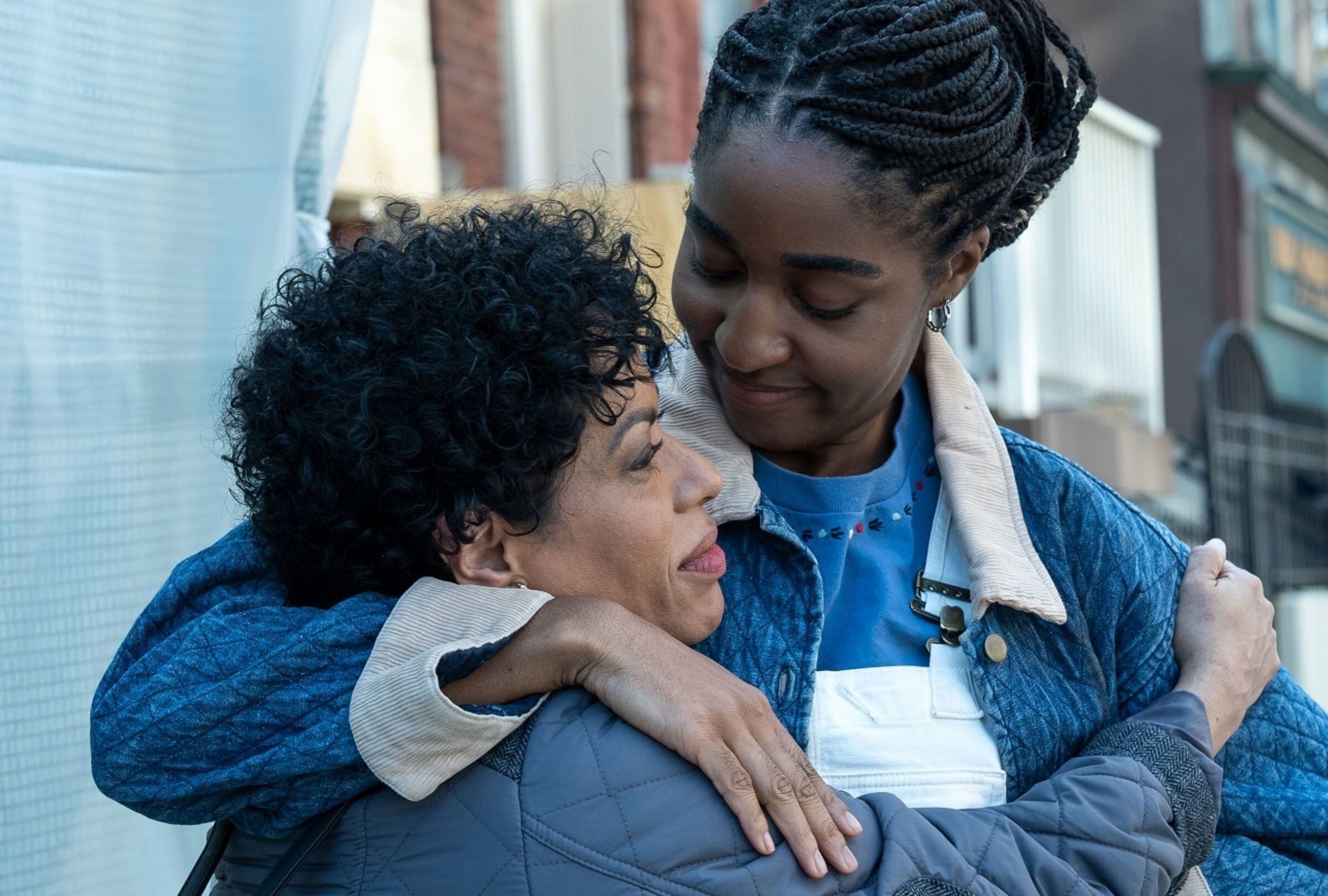 Liza Colón-Zayas como Tina Marrero y Ayo Edebiri como Sydney Adamu en una escena de la temporada 2 de la serie "The Bear" (Foto: FX)