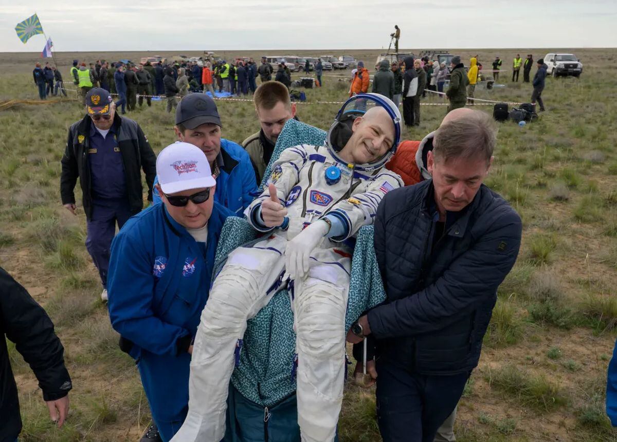El astronauta de la NASA Don Pettit es trasladado a una tienda médica poco después de que él y los cosmonautas de Roscosmos, Alexey Ovchinin e Ivan Vagner, aterrizaran en su nave espacial Soyuz MS-26 cerca de la ciudad de Zhezkazgan, Kazajistán, el 19 de abril de 2025 (20 de abril de 2025, hora de Kazajistán).