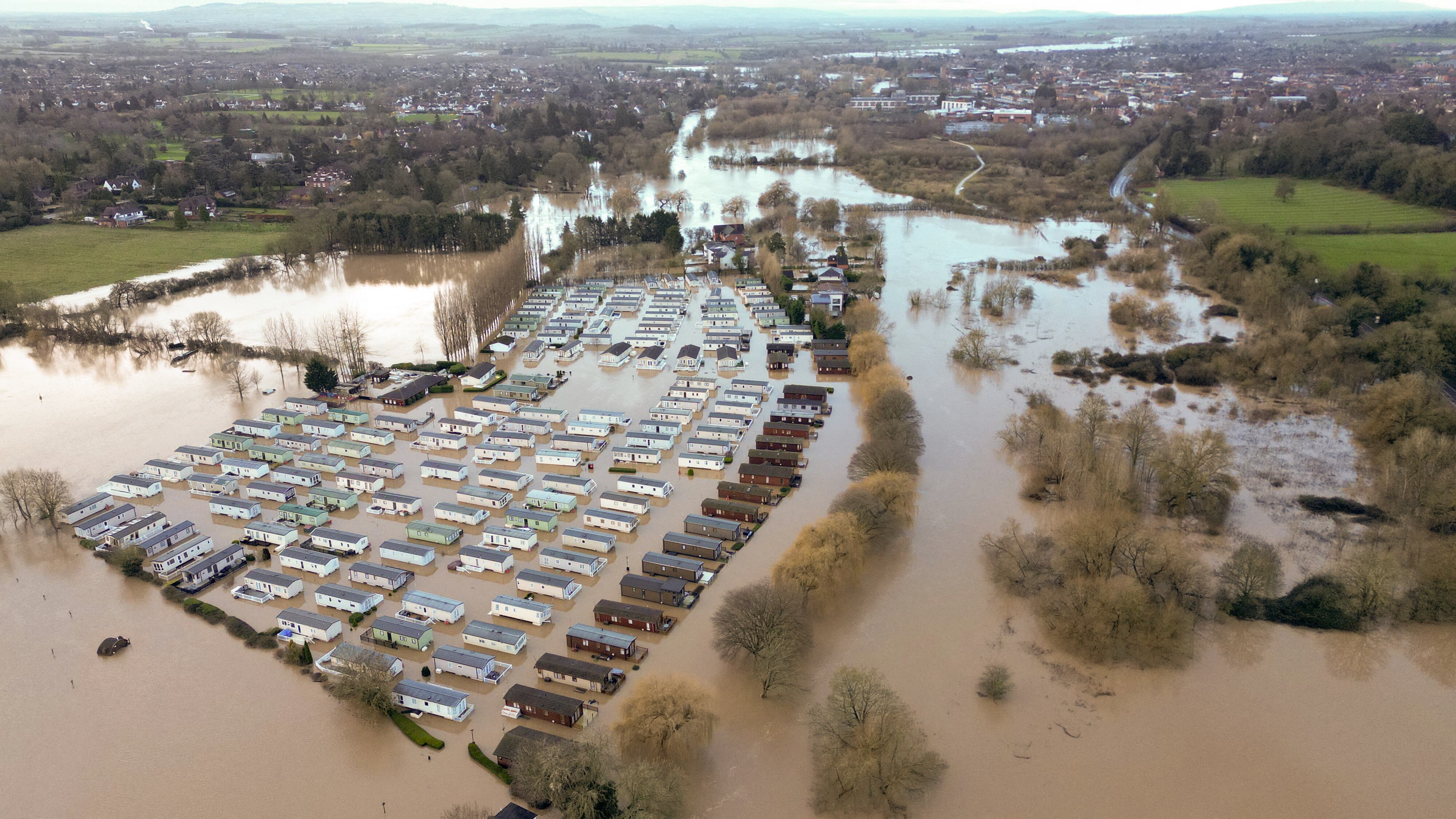 Una vista aérea muestra caravanas rodeadas por inundaciones en Rayford Caravan Park en Stratford-upon-Avon, centro de Inglaterra, el 3 de enero de 2024, después de que el río Avon se desbordara tras la tormenta Henk, que trajo fuertes vientos y fuertes lluvias en gran parte del país. (Foto de Ben STANSALL / AFP)