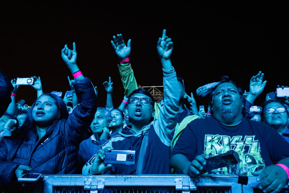 "Bares y fondas" / "Noches árabes" y "Mi novia se cayó en un pozo ciego" fueron los primeros temas de la banda argentina en sonar en el Arena 21.