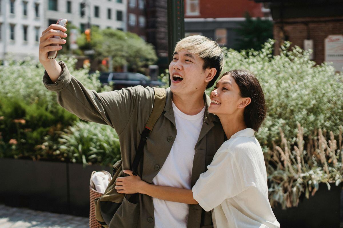 Muchos recuerdos especiales se guardan en imágenes y que este Día de San Valentín no sea la excepción. (Foto: Samson Katt / Pexels)