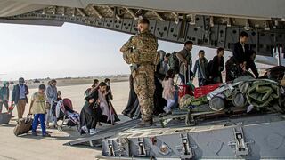 ¿Podré irme? La desesperante espera en el aeropuerto de Kabul | CRÓNICA