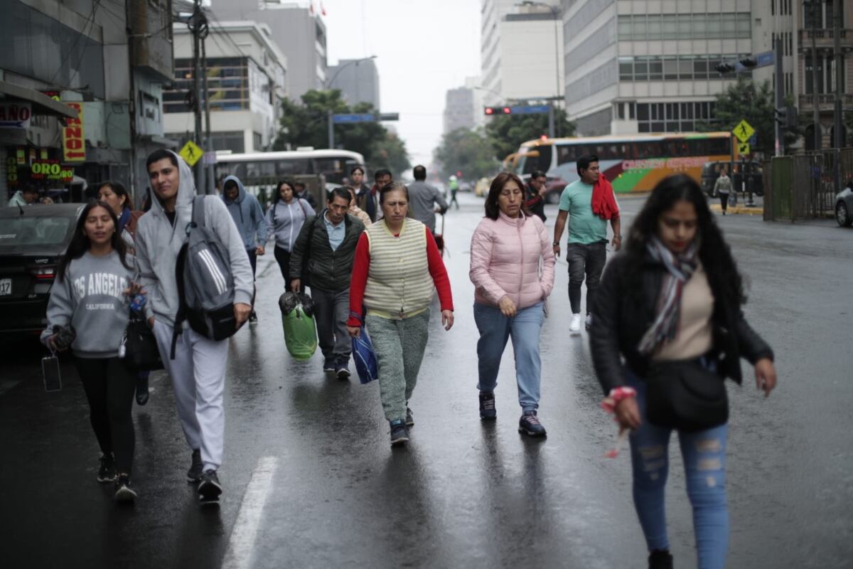 Cientos de personas salieron abrigadas de sus viviendas. (Fotos: Anthony Niño de Guzmán / @photo.gec)