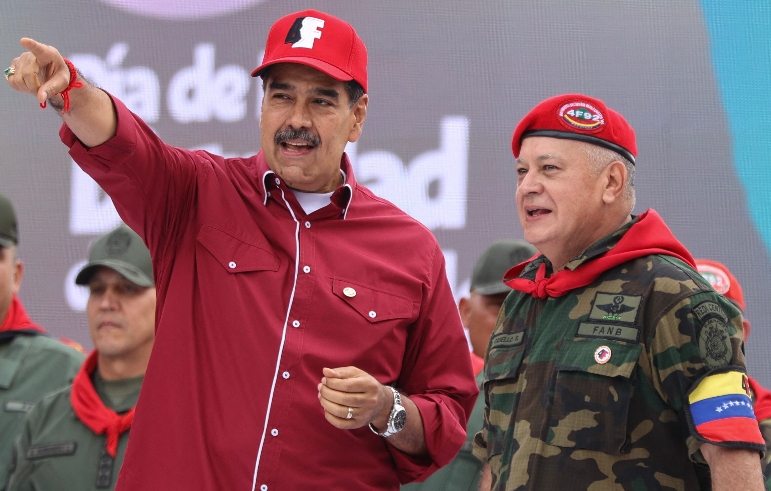 Nicolás Maduro (izq.), y su ministro del Interior, Diosdado Cabello, participan en una manifestación para conmemorar el 33º aniversario del fallido golpe de Estado militar de 1992 del fallecido presidente Hugo Chávez. (Foto de Pedro MATTEY / AFP).