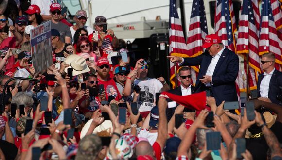 El ex presidente estadounidense Donald Trump saluda a la multitud cuando llega a un evento de campaña en Butler Farm Show Inc. en Butler, Pensilvania, el 13 de julio de 2024. (Foto de Rebecca DROKE / AFP)