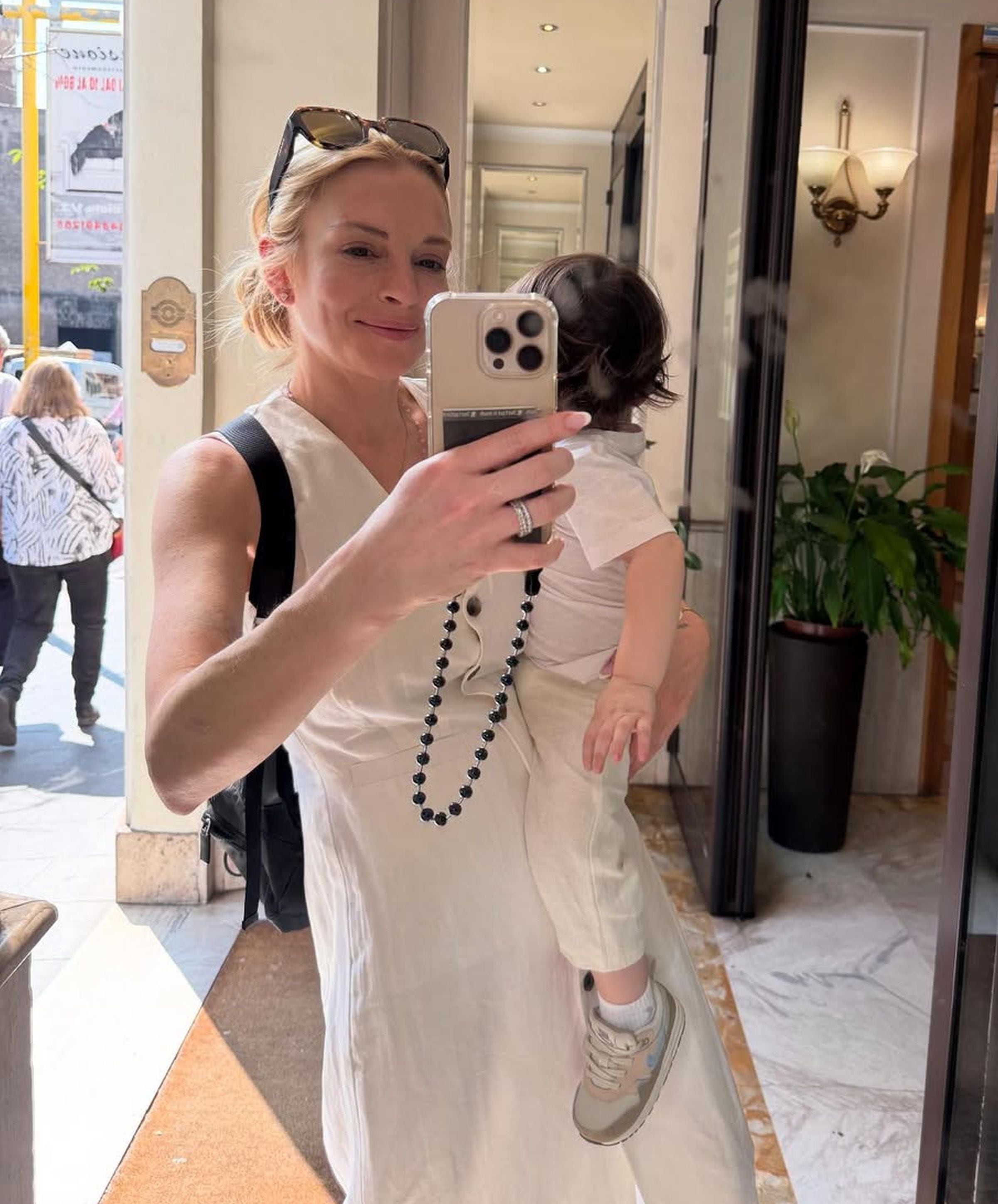 Lindsay Lohan junto a su pequeño hijo Luai, de 2 años. (Foto: @lindsaylohan / Instagram)