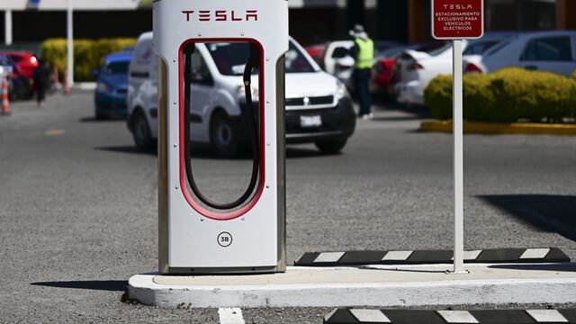 El sistema de carga de autos eléctricos de Tesla podría convertirse en el estándar mundial tras acuerdo con General Motors