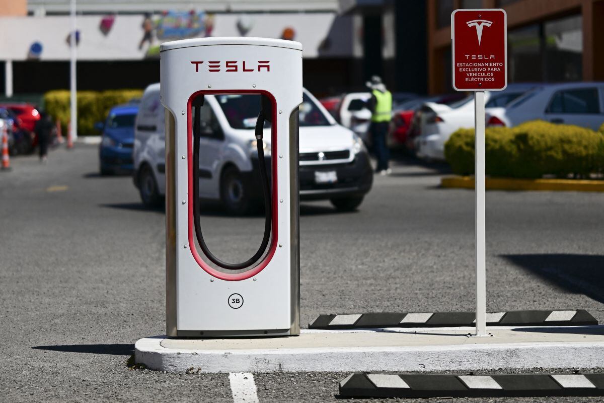 Tesla: rivales del mercado de autos eléctricos buscan hacerse con los cargadores