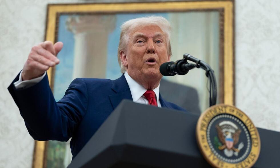 El presidente de Estados Unidos, Donald Trump, habla en la ceremonia de juramentación de Jeanine Pirro como fiscal interina de Estados Unidos para el Distrito de Columbia, en la Oficina Oval de la Casa Blanca en Washington, D.C., EE.UU., el 28 de mayo de 2025 | Foto: EFE/EPA/Chris Kleponis