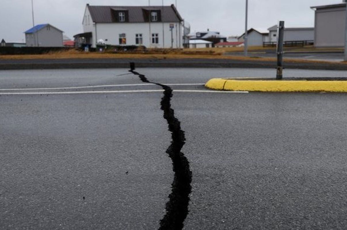 Grietas en una carretera debido a la actividad volcánica cerca de una comisaría en Grindavik, Islandia, el 11 de noviembre de 2023. (RUV/Ragnar Visage/ vía REUTERS).