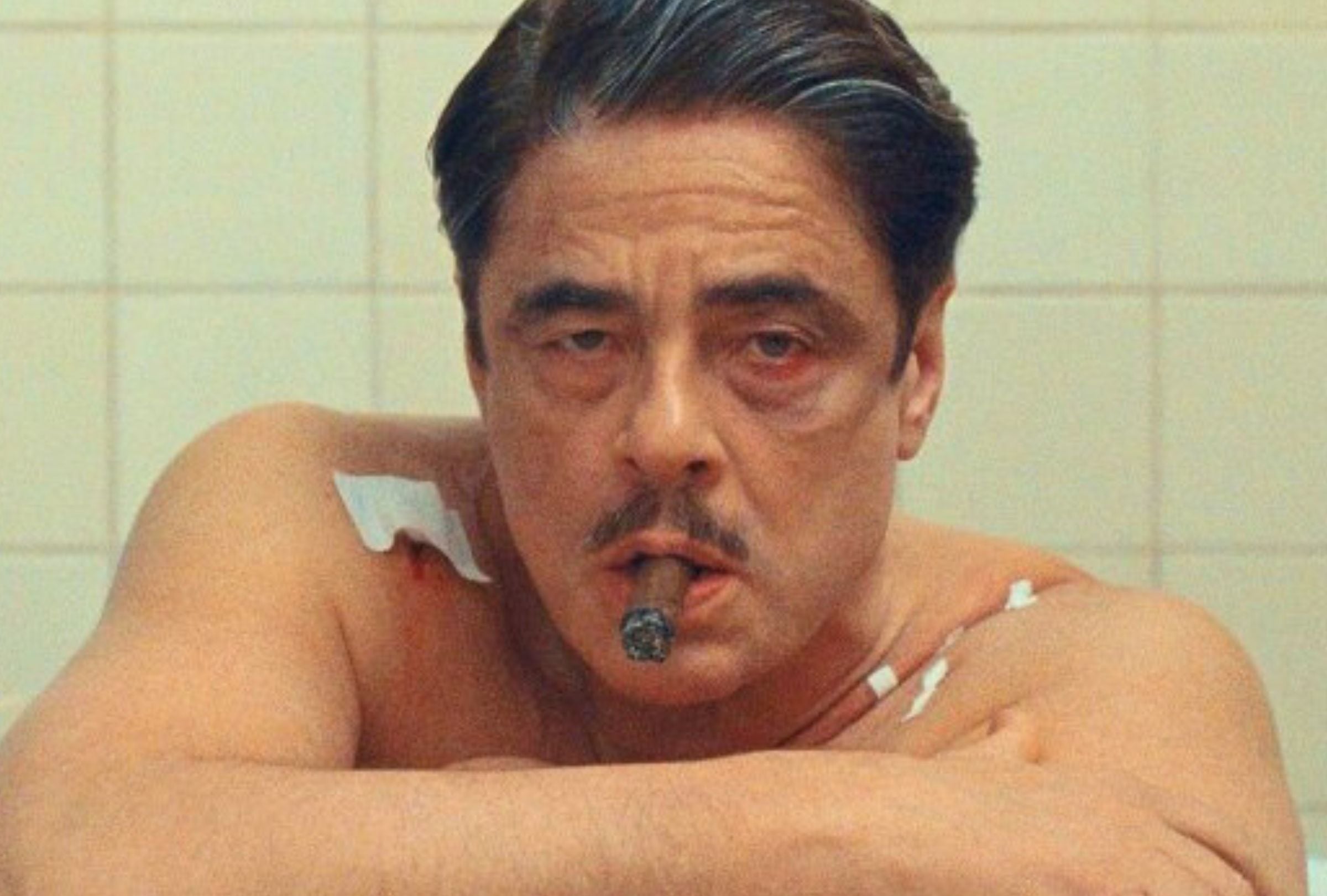 El reconocido actor Benicio del Toro le da vida al protagonista Zsa-zsa Korda a lo largo de la película "The Phoenician Scheme" de Wes Anderson (Foto: Universal Pictures)