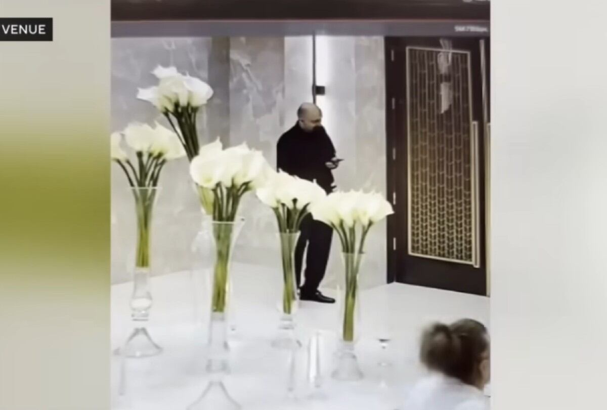 El misterioso ladrón en California actuó como invitado antes de huir con el botín. | Crédito: YouTube KCAL News