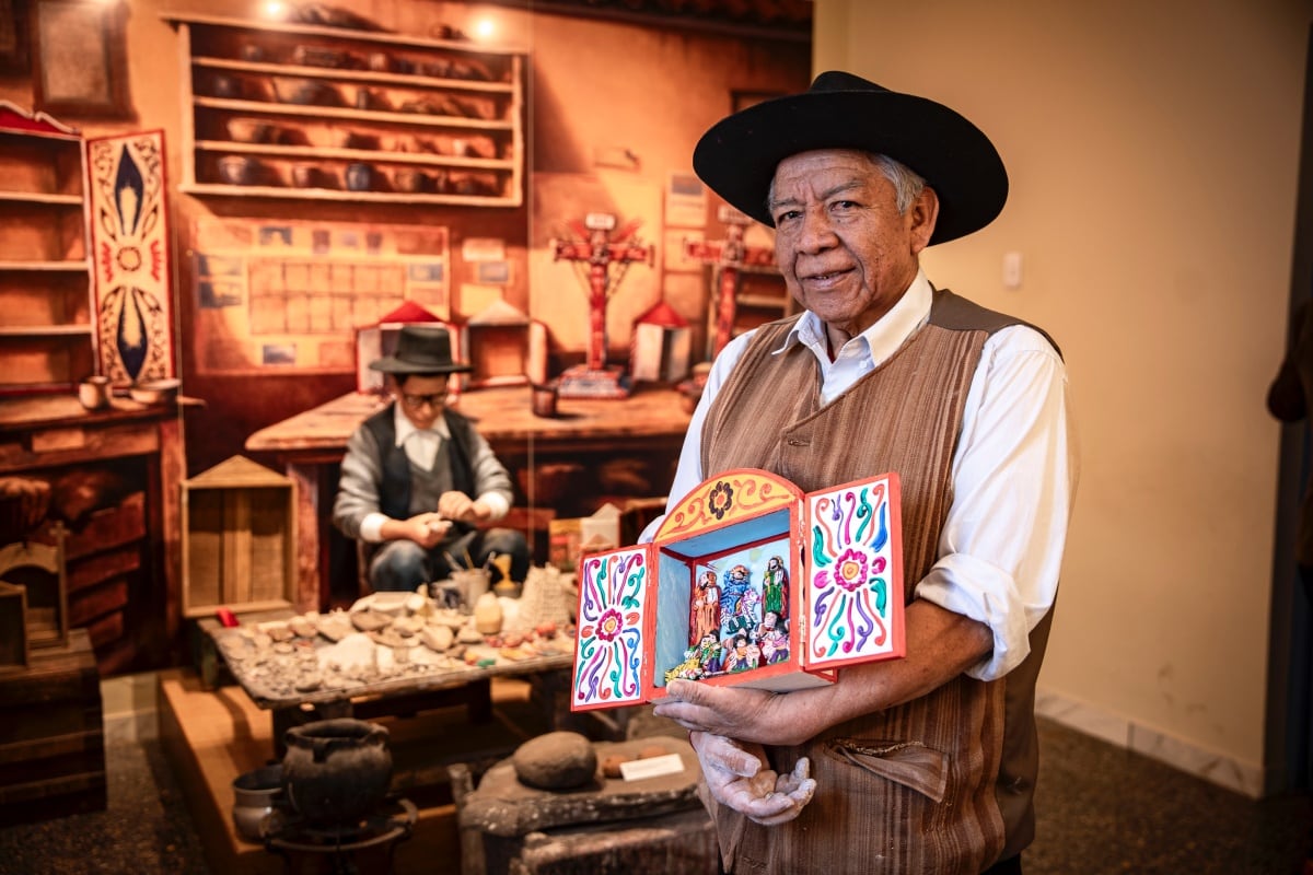 Alfredo López, nieto de Joaquín López Antay y destacado retablista, en la Casa Museo dedicada a su abuelo. Sus trabajos pueden adquirirse en la feria Ruraq Maki, organizada por el Ministerio de Cultura. FOTOS: JOEL ALONZO/GEC