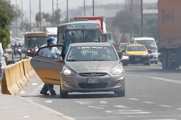 Colectiveros usarían aplicativos de taxi para hacerse pasar por taxistas de estas empresas y así evadir fiscalización de la ATU. (Foto: Jorge Cerdán)