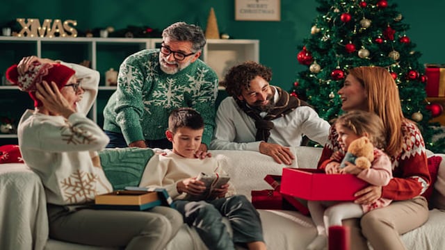 Ideas para una Navidad 2025 inclusiva y divertida: Revisa el listado de actividades que puedes realizar en familia durante la Nochebuena. (Fuente: iStock)