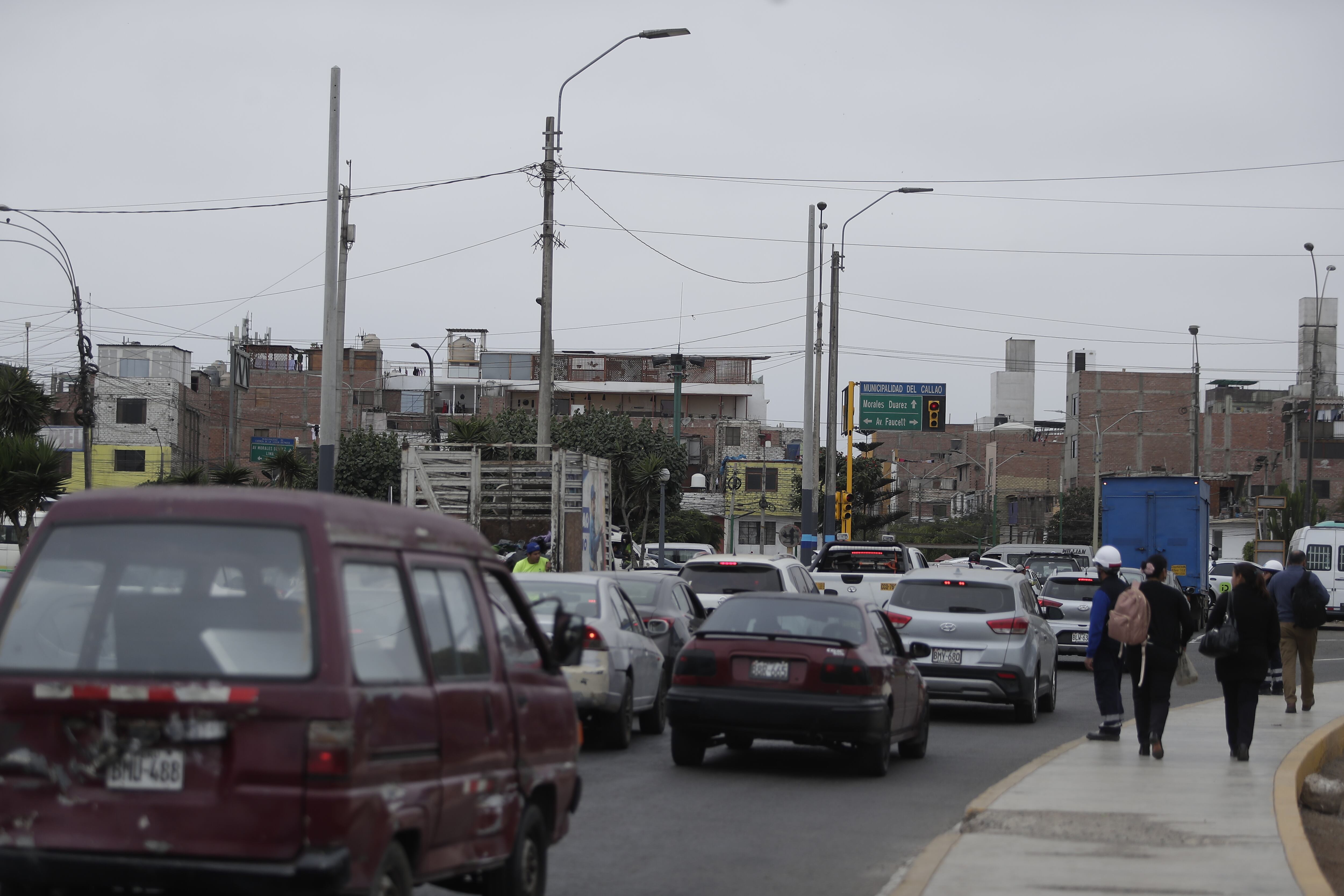 Tráfico en la Av. Morales Duárez cerca al nuevo acceso al aeropuerto. Foto: Hugo Pérez.