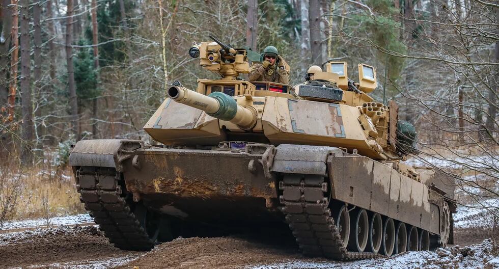 Soldados estadounidenses asignados al Tercer Batallón de la Compañía Alpha, operan un tanque Abrams M1A1 durante el ejercicio de entrenamiento Bull Run en Bemowo Piskie, Polonia, el 25 de noviembre de 2022. (Guardia Nacional del Ejército de EE. UU.).