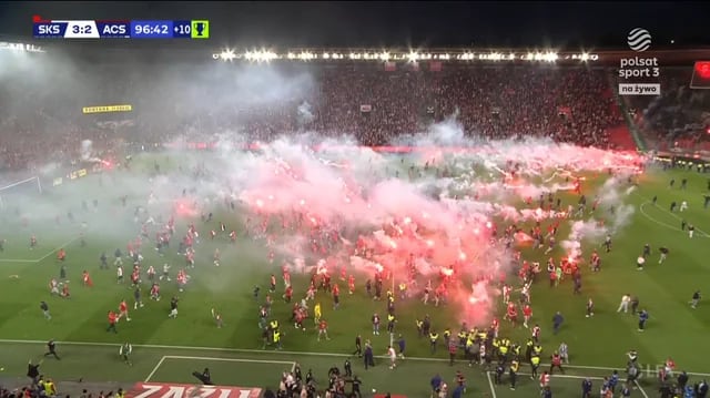 Hinchas del conjunto local invadieron el campo en los últimos minutos de juego y los futbolistas tuvieron que ponerse a buen recaudo.