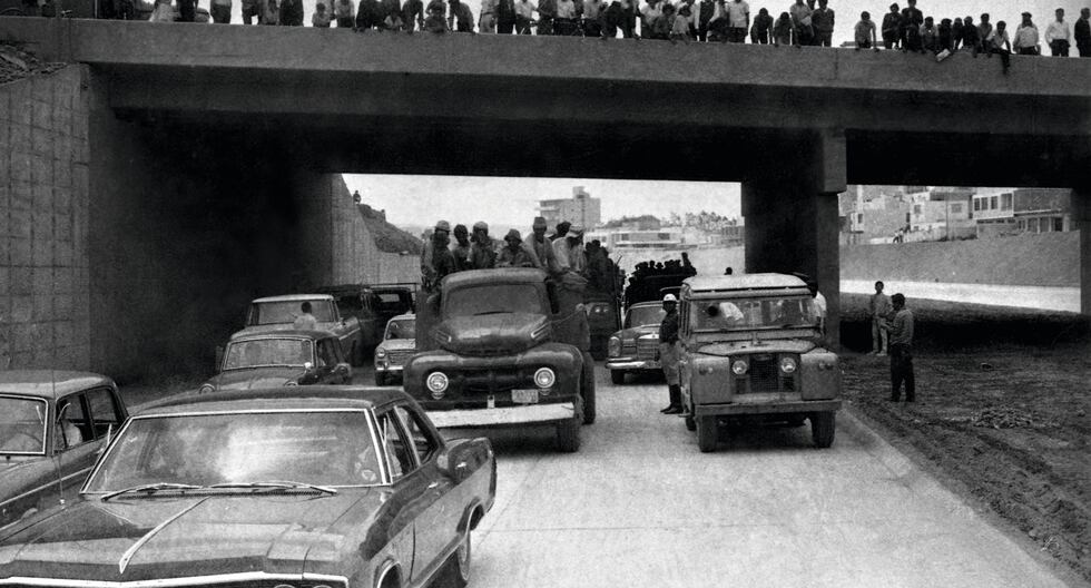 El alcalde Luis Bedoya Reyes inaugura el puente Aramburú en la Vía Expresa, el 24 de diciembre de 1969.