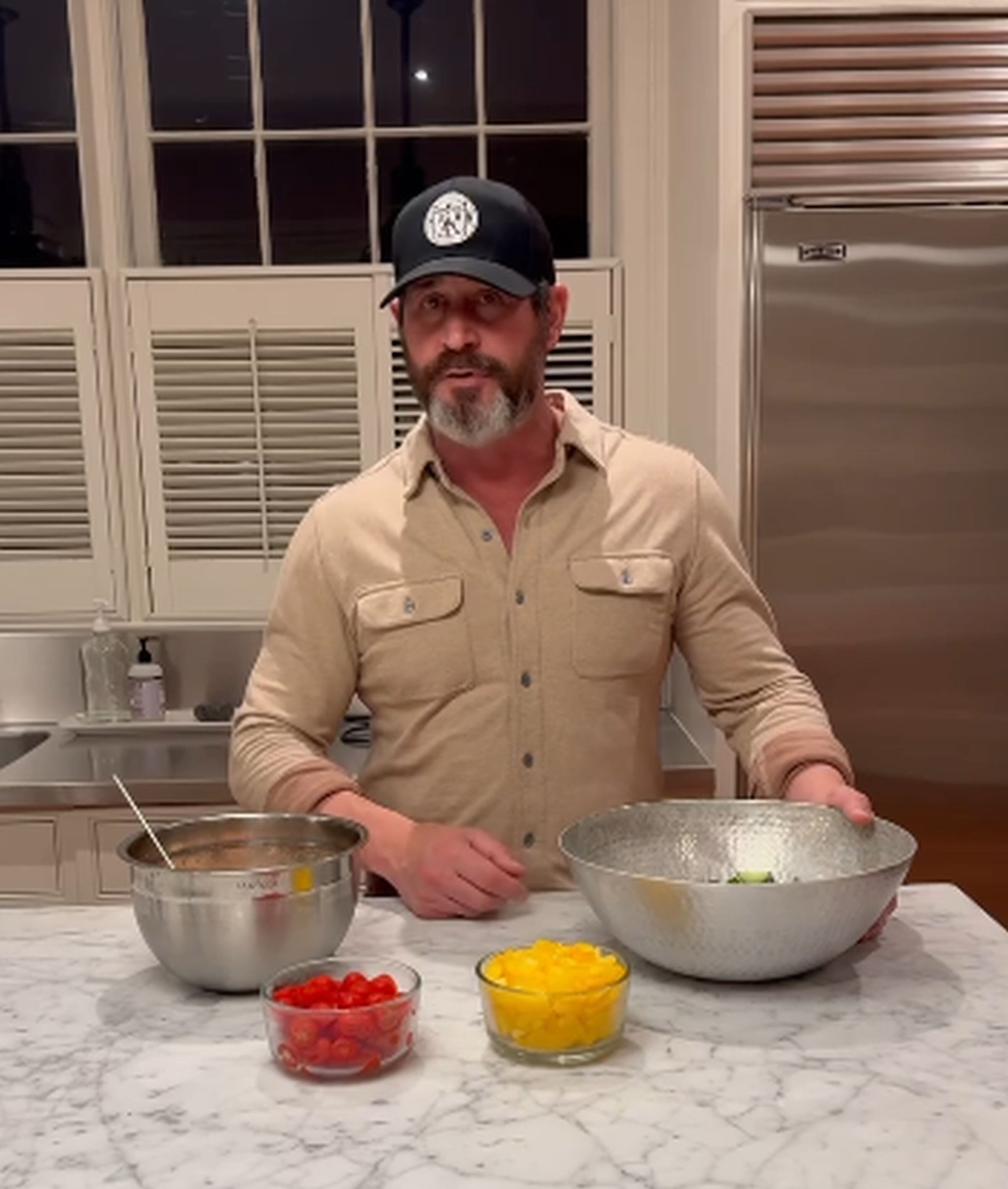 Según indicó el profesional de la salud, para la ensalada de pollo de inspiración griega se necesita, como base, pepinos, pimientos, tomates y, por supuesto, pollo. (Foto: @drjeremylondon / Instagram)