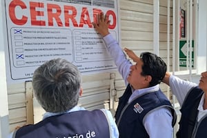 Personal de la Dirección General de Medicamentos, Insumos y Drogas (Digemid) del Ministerio de Salud cierra boticas y farmacias ilegales, el 15 de junio de 2026. (Foto: Ministerio de Salud)
