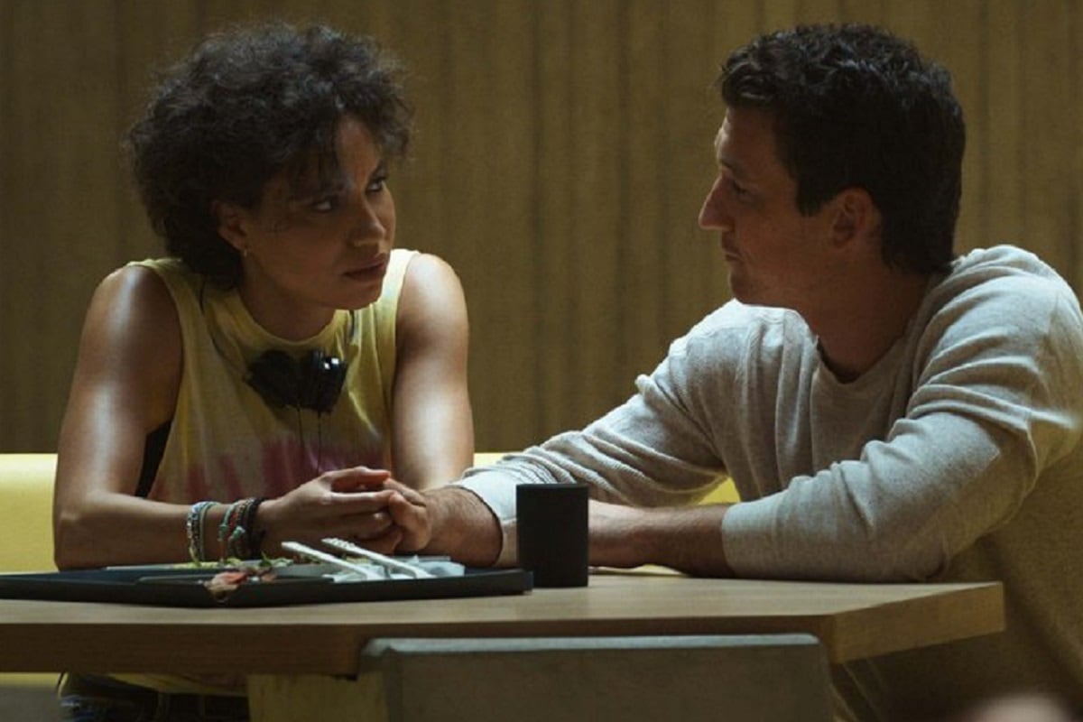 Lizzy (Jurnee Smollett) hablando con Jeff (Miles Teller) en "Spiderhead" (Foto: Netflix)