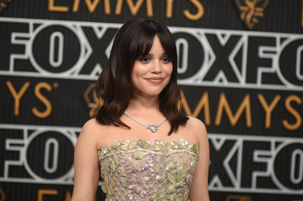 Jenna Ortega llegó a la ceremonia de los Emmy 2023 en Los Ángeles, California. (Foto: Richard Shotwell/Invision/AP)