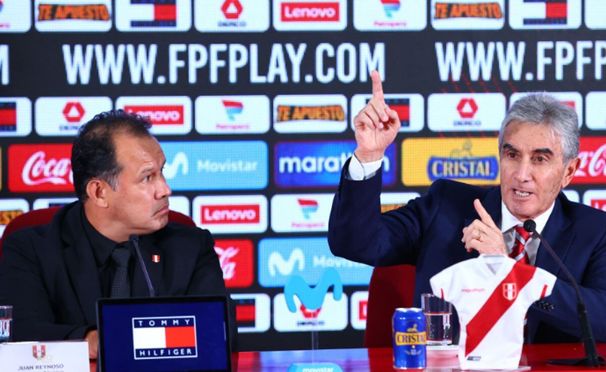 Esta es una foto de archivo en la que se aprecia a Juan Reynoso (izquierda), técnico de Perú, y a Juan Carlos Oblitas (derecha), director de Fútbol de la FPF | Foto: ANDINA/Andrés Valle (Archivo)