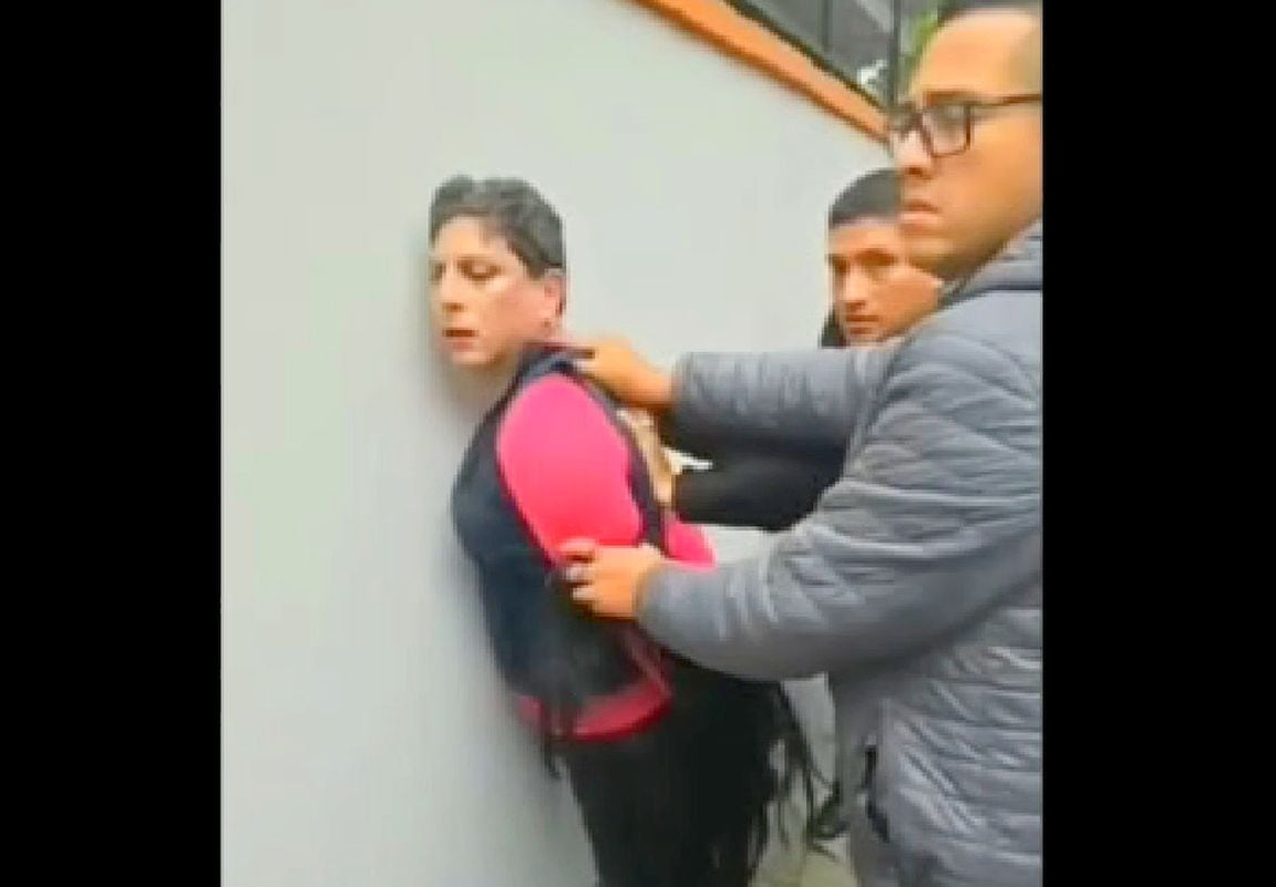 El individuo fue encontrado dentro del baño de niñas, con peluca y en aparente estado de ebriedad. (Foto: Captura/América Noticias)