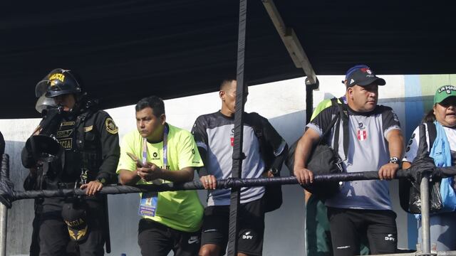 Los árbitros del Mundialito de El Porvenir resguardados por la policía. (Foto: GEC)