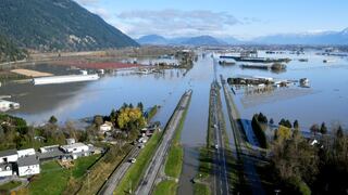 Racionan combustible y restringen desplazamientos por inundaciones en el oeste de Canadá