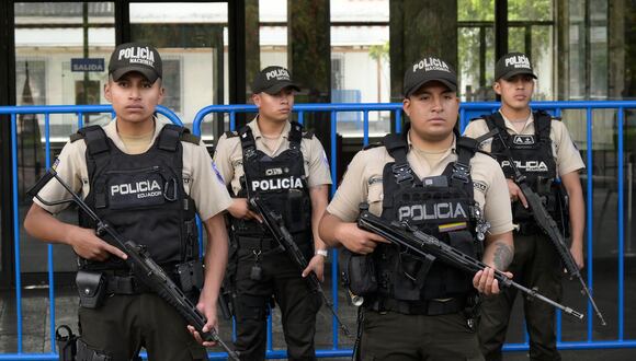 Agentes de policía hacen guardia frente al edificio del Ayuntamiento de Quito, Ecuador, el 10 de enero de 2024. (Foto de STRINGER / AFP).