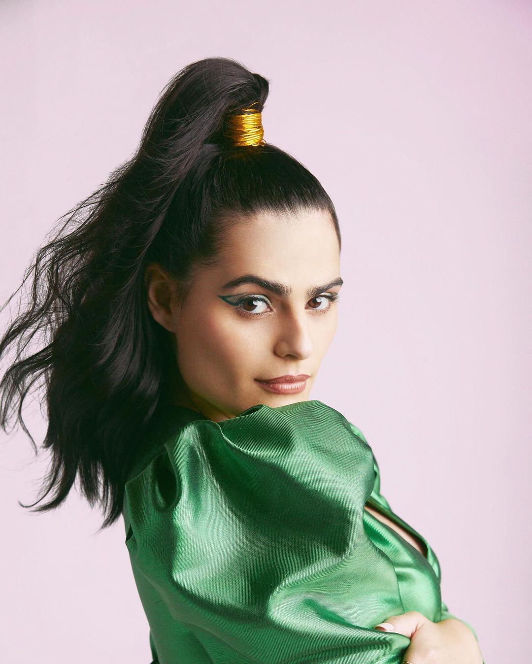 Nava Mau viste un traje verde en esta fotografía (Foto: @navamau / Instagram)