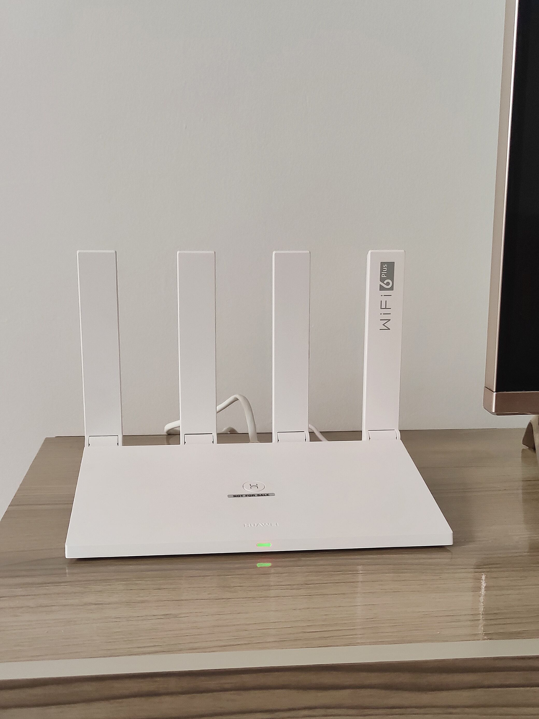 El Huawei AX3 es un equipo de diseño minimalista.