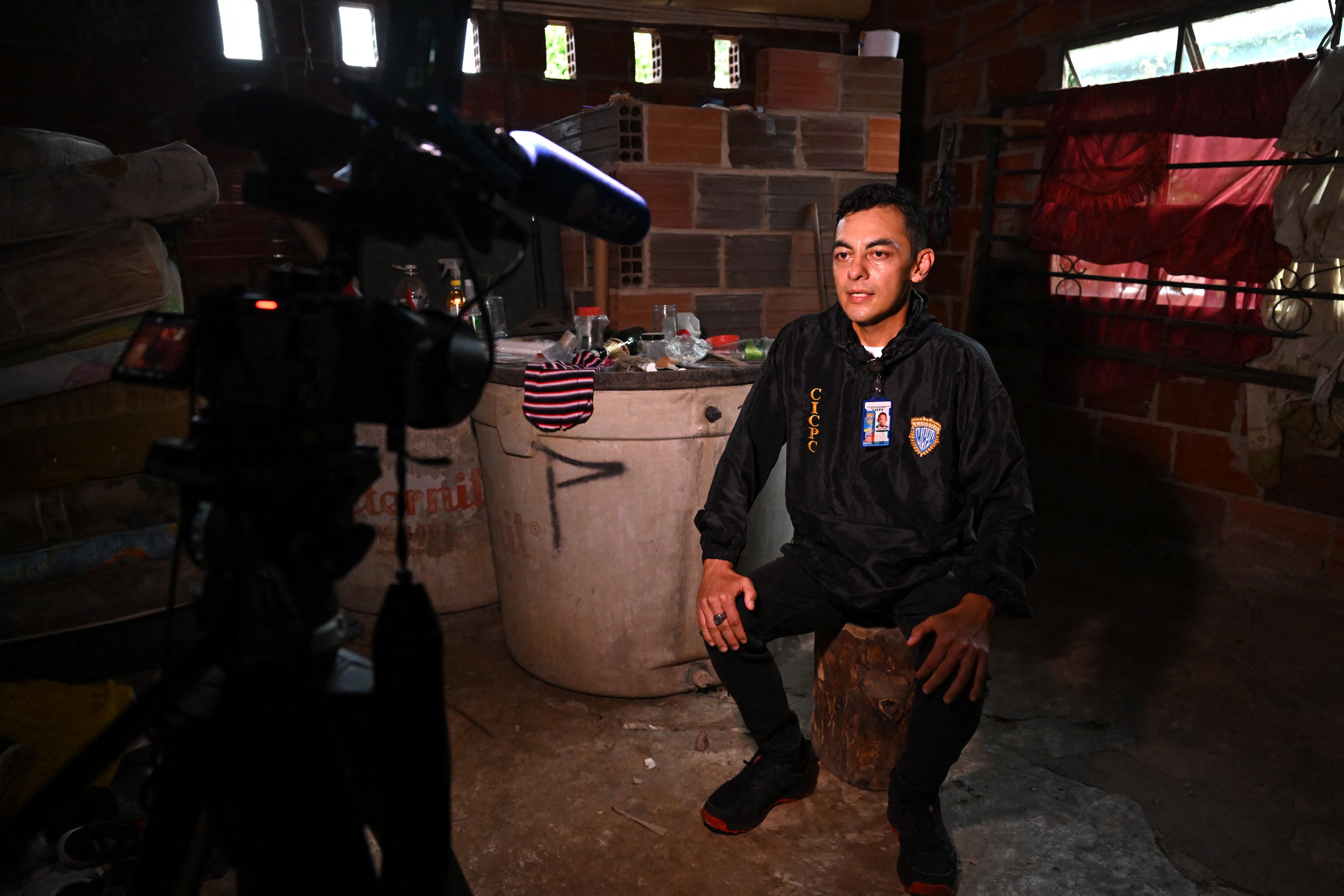 El exdetective venezolano Cleberth Delgado habla durante una entrevista con AFP tras desertar de Venezuela. (Foto de Raúl ARBOLEDA / AFP).