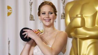 Jennifer Lawrence pide perdón por omitir a dos personas al recibir el Óscar