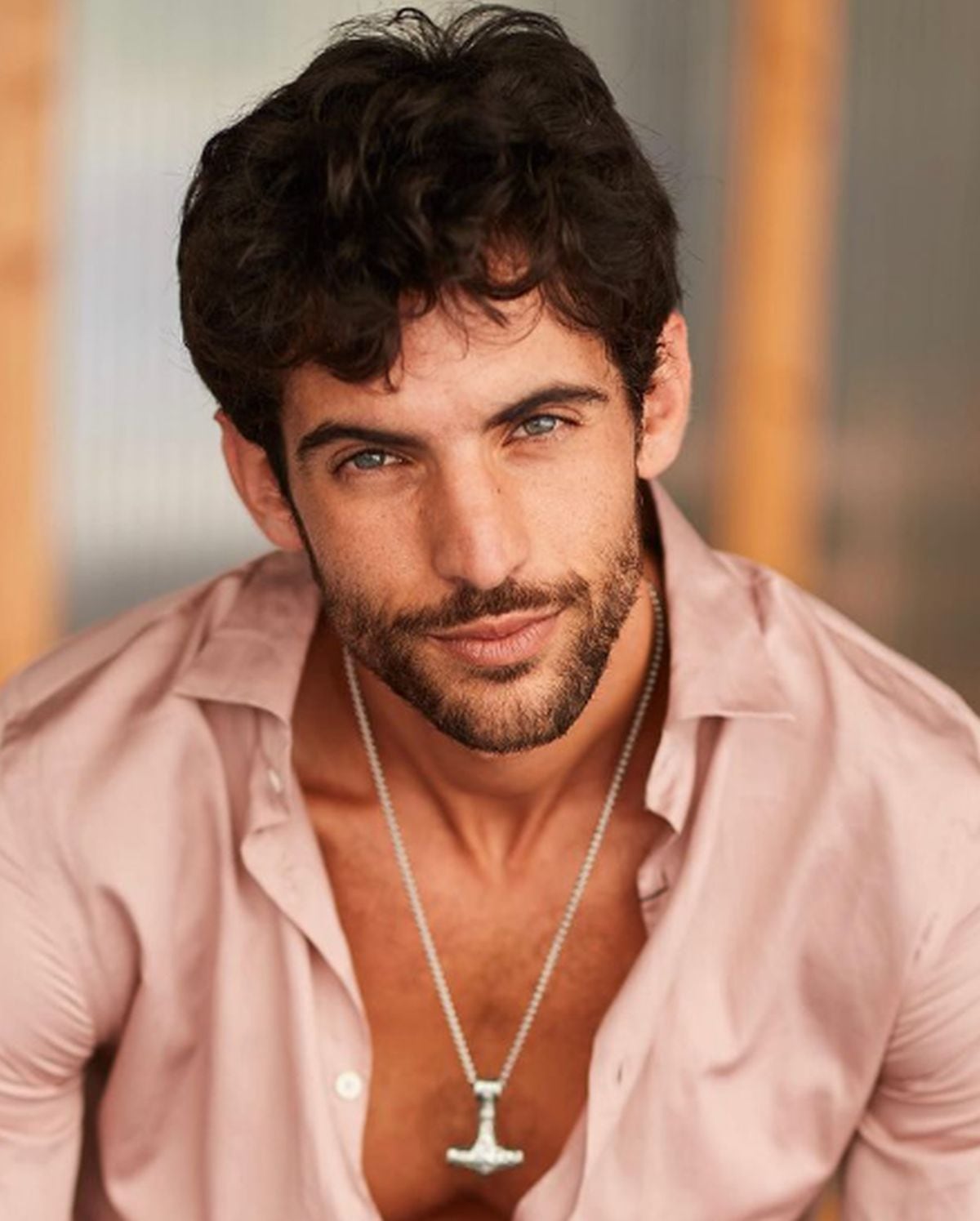 El actor enamorando con su mirada a sus seguidores (Foto: Cristian Gamero / Instagram)