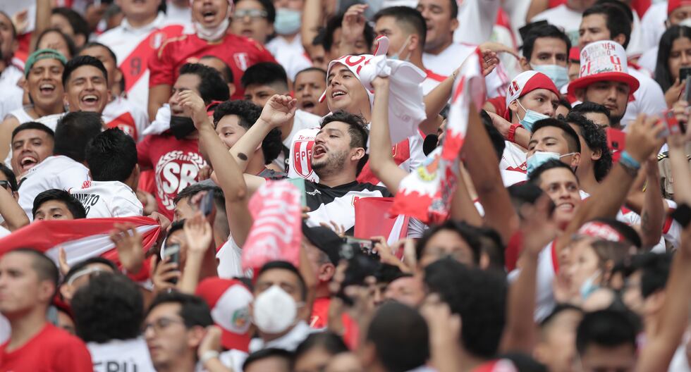 Hinchas de la selección peruana alientan a la bicolor durante las Eliminatorias Qatar 2022. (Foto: Jesœs Saucedo / @photo.gec)