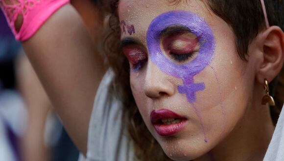 Una joven participa en una manifestación para conmemorar el Día Internacional de la Mujer, en Río de Janeiro, Brasil, el 8 de marzo de 2019. (Foto de Daniel RAMALHO / AFP)