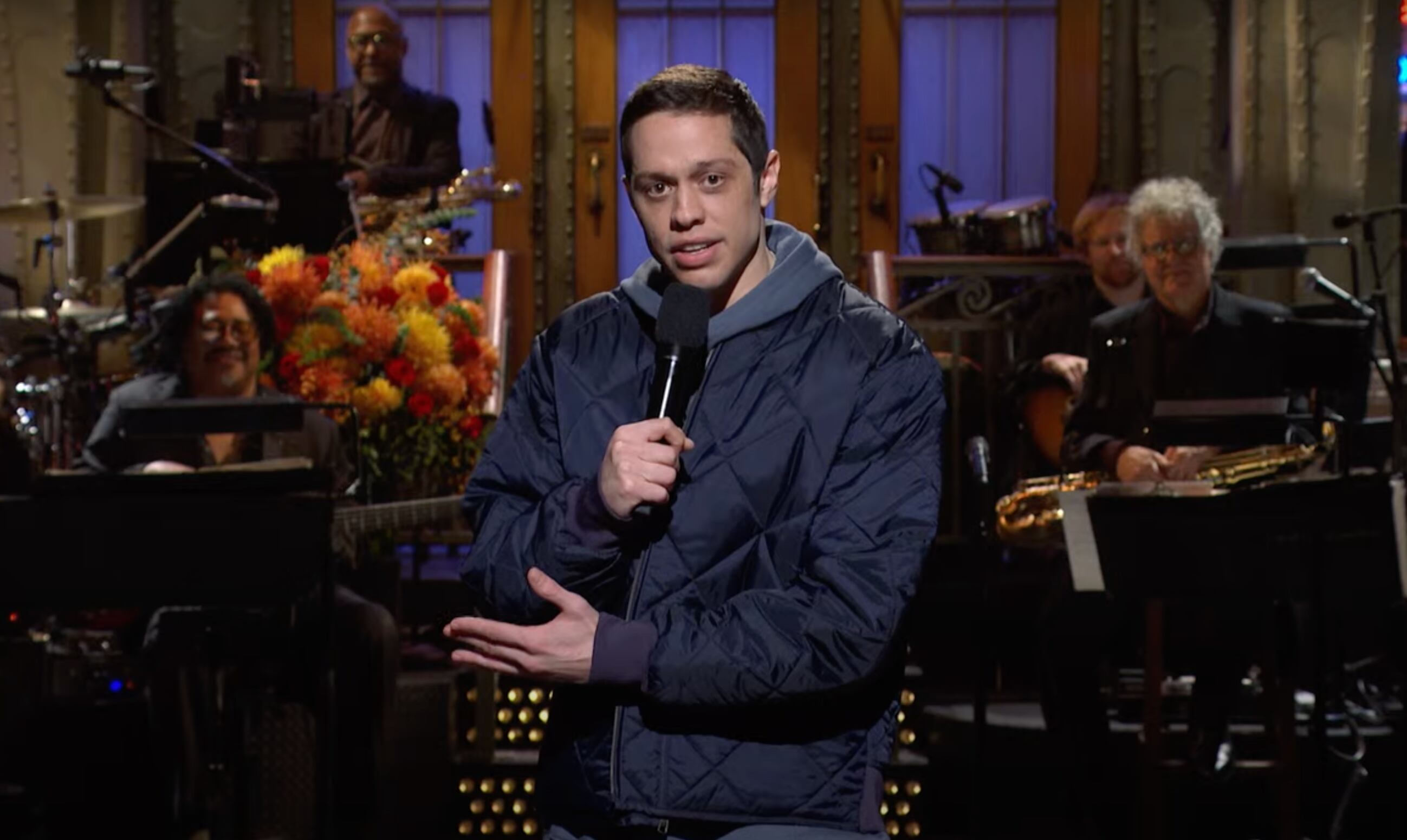Pete Davidson como anfitrión en “Saturday Night Live” (Foto: NBC)