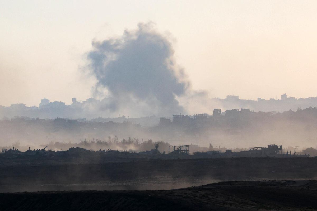 El humo se eleva tras un ataque aéreo israelí en el norte de la Franja de Gaza, cerca de Beit Hanoun, visto desde el lado israelí de la frontera con la Franja de Gaza, en el sur de Israel. Foto: EFE/ABIR SULTAN