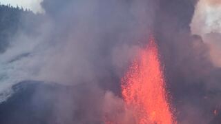 El cono principal del volcán de La Palma se rompe de nuevo y se registran más de 100 sismos | FOTOS 