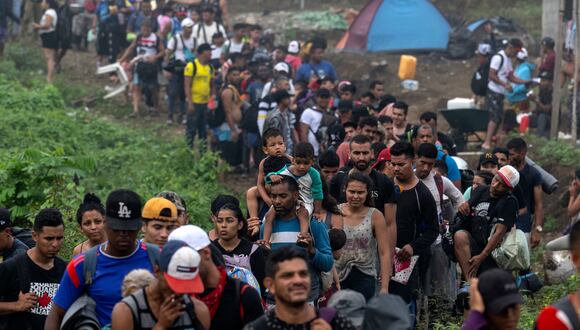 Los migrantes llegan a la aldea de Bajo Chiquito, el primer control fronterizo de la provincia de Darién, en Panamá. (Foto de Luis ACOSTA/AFP)