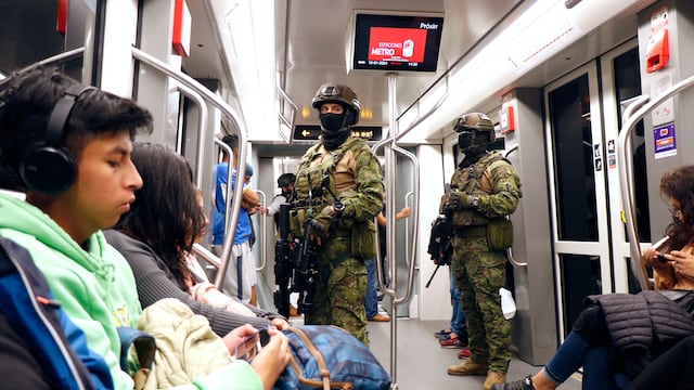 Miembros de las Fuerzas Armadas de Ecuador hacen guardia en un vagón del metro durante una operación para proteger la seguridad civil en Quito, el 10 de enero de 2024. (Foto de STRINGER / AFP).