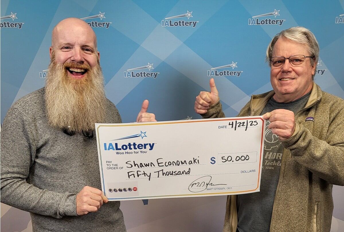 Robert Economaki le regaló a su hijo Shawn su boleto de Powerball de $50.000. | Crédito: Iowa Lottery
